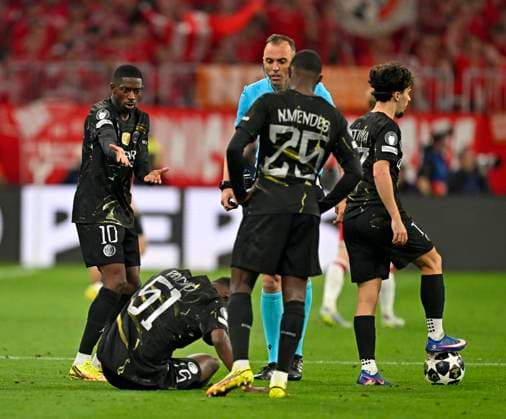 06.05.2026, Fussball UEFA Championsleague 2025 2026: Halbfinale Rückpiel, FC Bayern München - Paris St. Germain, in der Allianz-Arena München, Willian Pacho (FC Paris Saint-Germain) am Boden, der Schiedsrichter Joao Pinheiro (Portugal) erkundingt sich nach dem Befinden