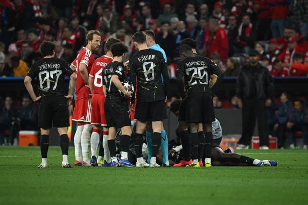 06.05.2026, xemx, Fussball UEFA Champions League 1 2 Finale, FC Bayern Muenchen - Paris St. Germain v.l. Willian Pacho (Paris St. Germain) verletzt, Verletzung, Schmerz, Schmerzen Schiedsrichter Referee Joao Pinheiro Harry Kane (FC Bayern Muenchen) (DFL DFB REGULATIONS PROHIBIT ANY USE OF PHOTOGRAPHS as IMAGE SEQUENCES and or QUASI-VIDEO) Muenchen