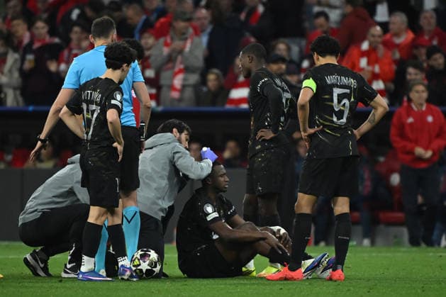 06.05.2026, xemx, Fussball UEFA Champions League 1 2 Finale, FC Bayern Muenchen - Paris St. Germain v.l. Willian Pacho (Paris St. Germain) verletzt, Verletzung, Schmerz, Schmerzen (DFL DFB REGULATIONS PROHIBIT ANY USE OF PHOTOGRAPHS as IMAGE SEQUENCES and or QUASI-VIDEO) Muenchen