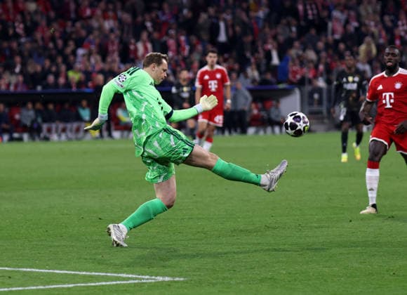 Fussball, Herren, Champions League, Saison 2025 2026, FC Bayern München - Paris Saint-Germain, Halbfinale Rückspiel, Allianz Arena Manuel Neuer (FC Bayern München) schiesst einen Ball weg, klären