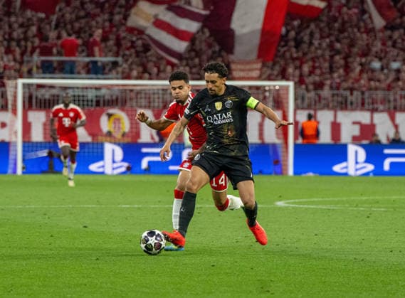 Fußball, Herren, Saison 2025 2026, Champions League (Halbfinale, Rückspiel), FC Bayern München - Paris St. Germain, v. l. Luis Diaz (Bayern München), Marquinhos (PSG), 06.05. 2026, Copyright: xMatthiasxKochx