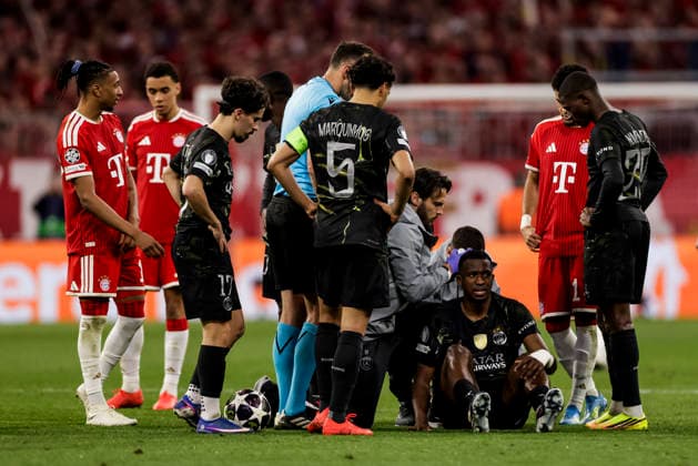 MUNICH, GERMANY - MAY 6: Medical treatment for Willian Pacho (FC Paris Saint-Germain, 51) during the UEFA Champions League Semi-Final between FC Bayern Muenchen vs Paris Saint-Germain at Allianz Arena at Semi-Finals 2nd leg of the UEFA Champions League on May 6, 2026 in Munich, Germany. Bavaria Germany Copyright: xSteffiexWunderlx