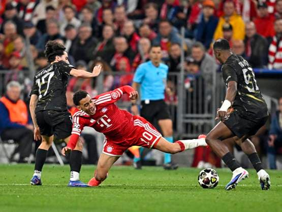 06.05.2026, Fussball UEFA Championsleague 2025 2026: Halbfinale Rückpiel, FC Bayern München - Paris St. Germain, in der Allianz-Arena München, v.l. Vitinha (FC Paris Saint-Germain), Jamal Musiala (Bayern München) und Willian Pacho (FC Paris Saint-Germain)