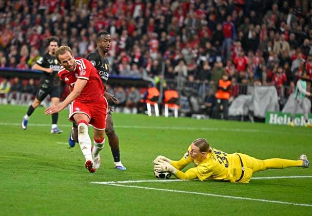 06.05.2026, Fussball UEFA Championsleague 2025 2026: Halbfinale Rückpiel, FC Bayern München - Paris St. Germain, in der Allianz-Arena München, Harry Kane (FC Bayern München) gegen Torwart Matvey Safonov (FC Paris Saint-Germain)