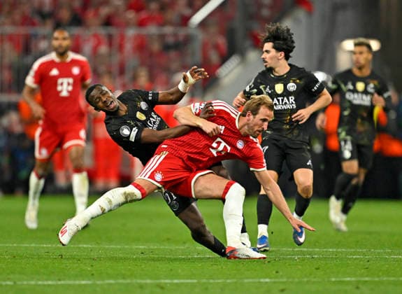 06.05.2026, Fussball UEFA Championsleague 2025 2026: Halbfinale Rückpiel, FC Bayern München - Paris St. Germain, in der Allianz-Arena München, v.l. Willian Pacho (FC Paris Saint-Germain) gegen Harry Kane (FC Bayern München)