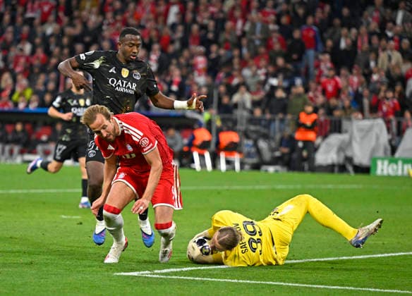 06.05.2026, Fussball UEFA Championsleague 2025 2026: Halbfinale Rückpiel, FC Bayern München - Paris St. Germain, in der Allianz-Arena München, v.l. Willian Pacho (FC Paris Saint-Germain), Harry Kane (FC Bayern München) und Torwart Matvey Safonov (FC Paris Saint-Germain)