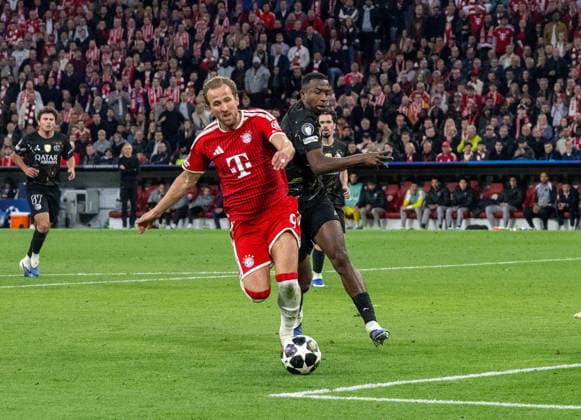 Fußball, Herren, Saison 2025 2026, Champions League (Halbfinale, Rückspiel), FC Bayern München - Paris St. Germain, v. l. Harry Kane (Bayern München), Willian Pacho (PSG), 06.05. 2026, Copyright: xMatthiasxKochx
