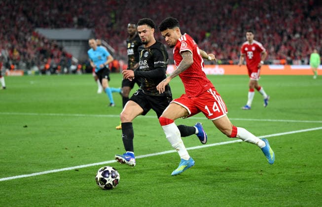 FUSSBALL CHAMPIONS LEAGUE SAISON 2025 2026 Halbfinal Rueckspiel 06.05.2026 FC Bayern Muenchen - Paris Saint-Germain Warren Zaire - Emery (li,Paris Saint-Germain) gegen Luis Diaz (re, FC Bayern Muenchen)