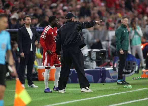Fussball, Herren, Champions League, Saison 2025 2026, FC Bayern München - Paris Saint-Germain, Halbfinale Rückspiel, Allianz Arena Alphonso Davies (FC Bayern München) (li.) mit Vincent Kompany, Trainer (FC Bayern München) (re.) letzte Anweisungen vor seiner Einwechslung
