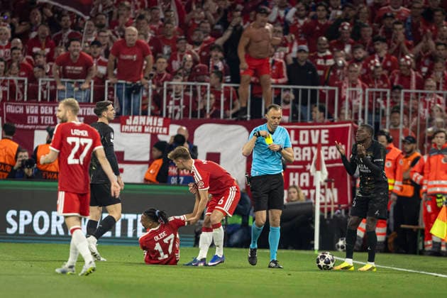 FOOTBALL : FC Bayern Munich vs Paris Saint Germain - 1 2 finale Retour - Ligue des Champions 2026 - 06 05 2026 Nuno Mendes 25 (Paris Saint-Germain)recoit un carton jaune  Copyright: xelyxandroxcegarrax