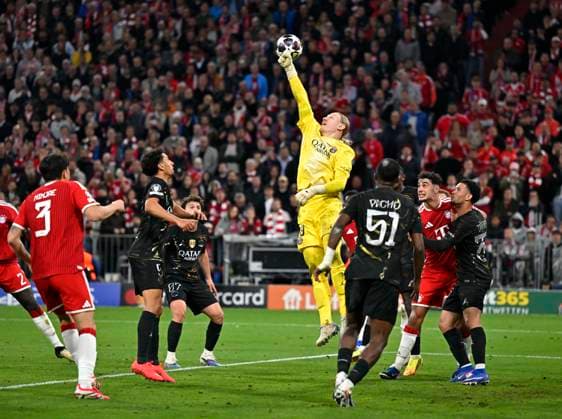 06.05.2026, Fussball UEFA Championsleague 2025 2026: Halbfinale Rückpiel, FC Bayern München - Paris St. Germain, in der Allianz-Arena München, Torwart Matvey Safonov (FC Paris Saint-Germain) wehrt alles ab