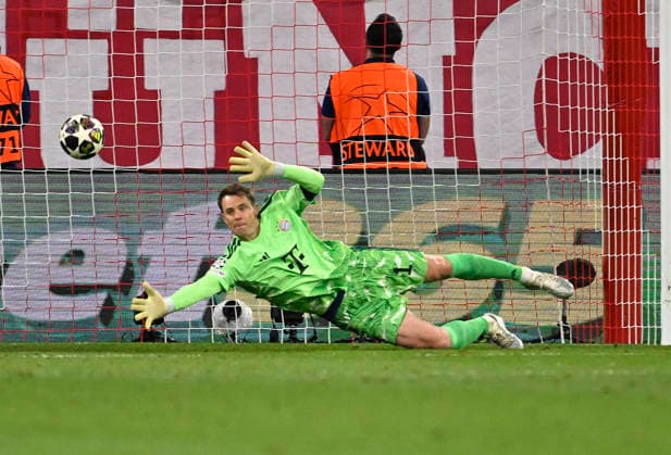 06.05.2026, Fussball UEFA Championsleague 2025 2026: Halbfinale Rückpiel, FC Bayern München - Paris St. Germain, in der Allianz-Arena München, Torwart Manuel Neuer (FC Bayern München) hechtet dem Ball hinterher.