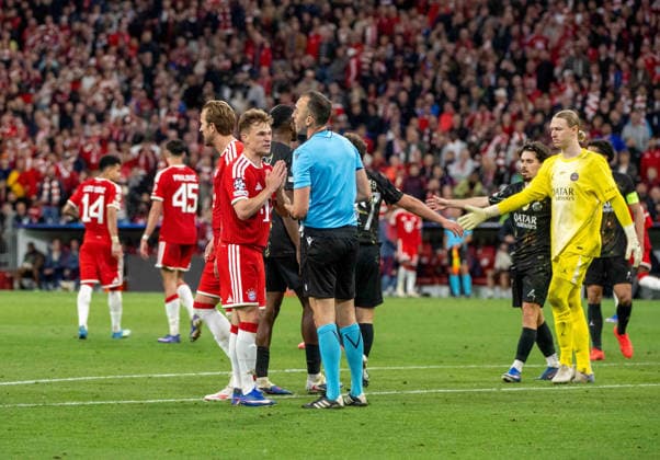 Fußball, Herren, Saison 2025 2026, Champions League (Halbfinale, Rückspiel), FC Bayern München - Paris St. Germain, v. l. Joshua Kimmich (Bayern München), Schiedsrichter Joao Pinheiro (POR), 06.05. 2026, Copyright: xMatthiasxKochx