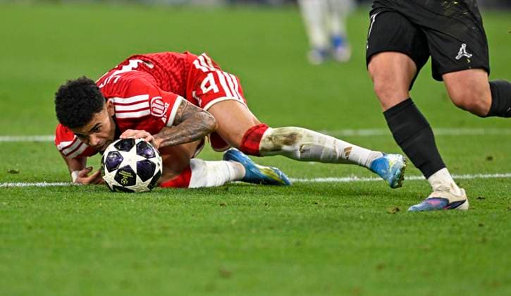 06.05.2026, Fussball UEFA Championsleague 2025 2026: Halbfinale Rückpiel, FC Bayern München - Paris St. Germain, in der Allianz-Arena München, Luis Diaz (FC Bayern München) am Boden.