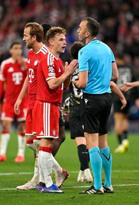 06.05.2026, Fussball UEFA Championsleague 2025 2026: Halbfinale Rückpiel, FC Bayern München - Paris St. Germain, in der Allianz-Arena München, Schiedsrichter Joao Pinheiro (Portugal) diskutiert mit Joshua Kimmich (FC Bayern München)