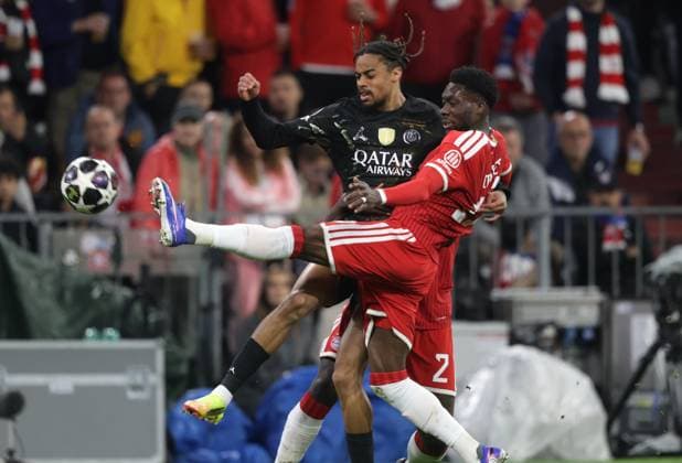 Paris 29 Bradley BARCOLA im Zweikampf mit Bayerns 19 Alphonso DAVIES. Fussball: Bayern - Paris. Fußball Championsleague, FC Bayern München - Paris Saint Germain, Halbfinale, Rückspiel, Saison 2025-2026, am 6.05.2026 in Muenchen, A L L I A N Z A R E N A, Deutschland. Quelle Copyright Credit : Oryk HAIST