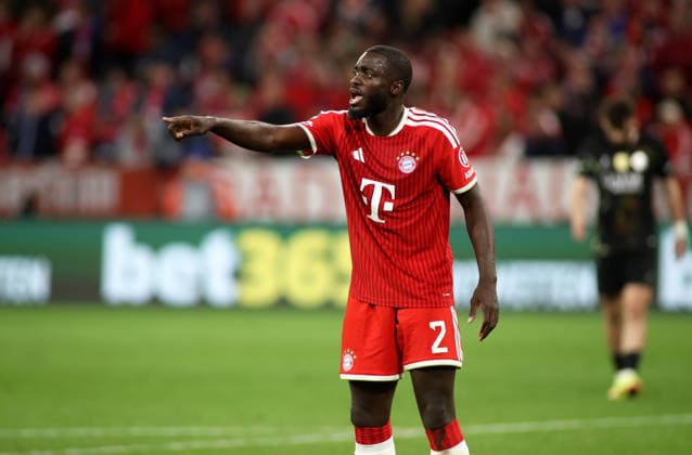Fussball, Herren, Champions League, Saison 2025 2026, FC Bayern München - Paris Saint-Germain, Halbfinale Rückspiel, Allianz Arena Dayot Upamecano (FC Bayern München) hebt den rechten Arm, zeigen, deuten