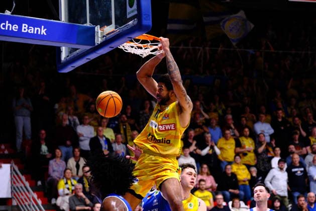 ProA Playoffs Viertelfinale - Phoenix Hagen vs. PS Karlsruhe LIONS, Hagen, 06.05.2026, Ischelandhalle Hagen Marvin Omonigho Omuvwie ( 11, Phoenix Hagen, PF) mit einem Dunk; ProA Playoff Viertelfinale - Phoenix Hagen vs. PS Karlsruhe LIONS, Hagen, 06.05.2026, Ischelandhalle Hagen Copyright: xBEAUTIFULxSPORTS Piepenstockx