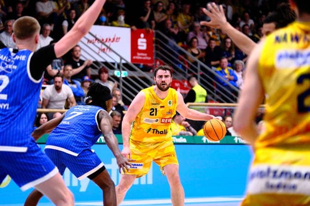 ProA Playoffs Viertelfinale - Phoenix Hagen vs. PS Karlsruhe LIONS, Hagen, 06.05.2026, Ischelandhalle Hagen Tim Uhlemann ( 21, Phoenix Hagen, PF) sucht eine Anspielstation und wird dabei von Wesley Chima Oba ( 7, PS Karlsruhe LIONS, C) verteidigt; ProA Playoff Viertelfinale - Phoenix Hagen vs. PS Karlsruhe LIONS, Hagen, 06.05.2026, Ischelandhalle Hagen Copyright: xBEAUTIFULxSPORTS Piepenstockx