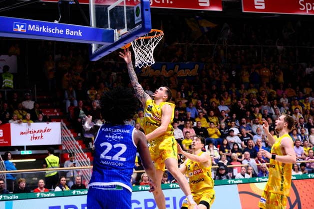 ProA Playoffs Viertelfinale - Phoenix Hagen vs. PS Karlsruhe LIONS, Hagen, 06.05.2026, Ischelandhalle Hagen Jeffrey Carroll ( 30, Phoenix Hagen, SF) mit einem Korbleger; ProA Playoff Viertelfinale - Phoenix Hagen vs. PS Karlsruhe LIONS, Hagen, 06.05.2026, Ischelandhalle Hagen Copyright: xBEAUTIFULxSPORTS Piepenstockx