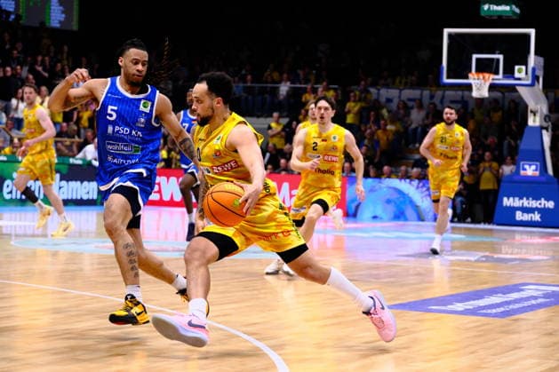 ProA Playoffs Viertelfinale - Phoenix Hagen vs. PS Karlsruhe LIONS, Hagen, 06.05.2026, Ischelandhalle Hagen Marcus Henri Graves ( 0, Phoenix Hagen, PG) beim Zug Richtung Korb, verteidigt von Tyrese Williams ( 5, PS Karlsruhe LIONS, SG); ProA Playoff Viertelfinale - Phoenix Hagen vs. PS Karlsruhe LIONS, Hagen, 06.05.2026, Ischelandhalle Hagen Copyright: xBEAUTIFULxSPORTS Piepenstockx