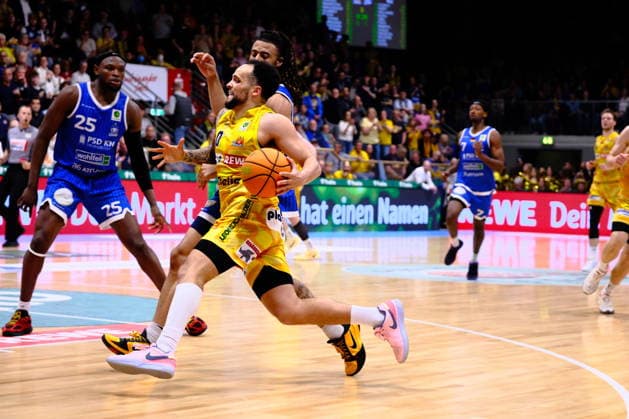 ProA Playoffs Viertelfinale - Phoenix Hagen vs. PS Karlsruhe LIONS, Hagen, 06.05.2026, Ischelandhalle Hagen Marcus Henri Graves ( 0, Phoenix Hagen, PG) kurz vorm Korbleger beim zug zum Korb; ProA Playoff Viertelfinale - Phoenix Hagen vs. PS Karlsruhe LIONS, Hagen, 06.05.2026, Ischelandhalle Hagen Copyright: xBEAUTIFULxSPORTS Piepenstockx