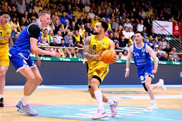ProA Playoffs Viertelfinale - Phoenix Hagen vs. PS Karlsruhe LIONS, Hagen, 06.05.2026, Ischelandhalle Hagen Marcus Henri Graves ( 0, Phoenix Hagen, PG) sucht einen Mitspieler für einen Pass; ProA Playoff Viertelfinale - Phoenix Hagen vs. PS Karlsruhe LIONS, Hagen, 06.05.2026, Ischelandhalle Hagen Copyright: xBEAUTIFULxSPORTS Piepenstockx