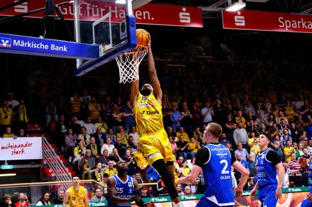 ProA Playoffs Viertelfinale - Phoenix Hagen vs. PS Karlsruhe LIONS, Hagen, 06.05.2026, Ischelandhalle Hagen Marinus Lucas N Guessan ( 19, Phoenix Hagen, C) mit einem Dunking; ProA Playoff Viertelfinale - Phoenix Hagen vs. PS Karlsruhe LIONS, Hagen, 06.05.2026, Ischelandhalle Hagen Copyright: xBEAUTIFULxSPORTS Piepenstockx