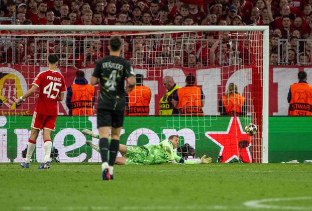 Fußball, Herren, Saison 2025 2026, Champions League (Halbfinale, Rückspiel), FC Bayern München - Paris St. Germain, v. l. Aleksandar Pavlovic (Bayern München), Lucas Beraldo (PSG), Torhüter Manuel Neuer (Bayern München), 06.05. 2026, Copyright: xMatthiasxKochx