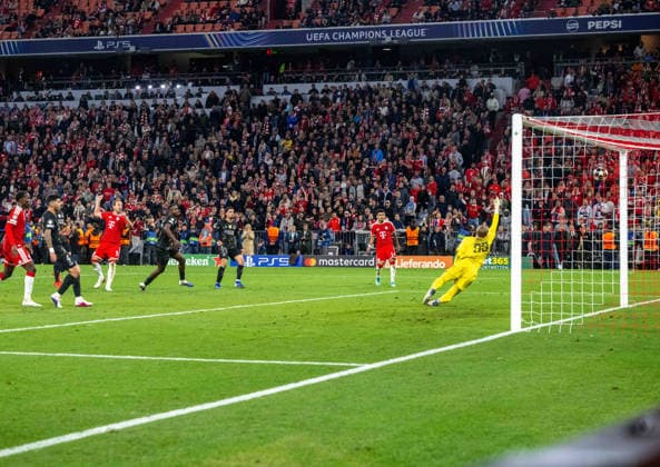 Fußball, Herren, Saison 2025 2026, Champions League (Halbfinale, Rückspiel), FC Bayern München - Paris St. Germain, Harry Kane (Bayern München) erzielt das Tor zum 1:1 gegen Willian Pacho (PSG), Warren Zaire-Emery (PSG) und Torhüter Matvey Safonov (PSG), 06.05. 2026, Copyright: xMatthiasxKochx