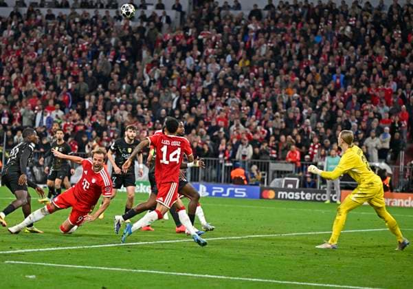 06.05.2026, Fussball UEFA Championsleague 2025 2026: Halbfinale Rückpiel, FC Bayern München - Paris St. Germain, in der Allianz-Arena München, v.l. Harry Kane (FC Bayern München) gegen Torwart Matvey Safonov (FC Paris Saint-Germain)