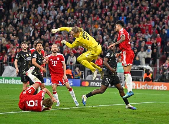 RECORD DATE NOT STATED 06.05.2026, Fussball UEFA Championsleague 2025 2026: Halbfinale Rückpiel, FC Bayern München - Paris St. Germain, in der Allianz-Arena München, v.l. Harry Kane (FC Bayern München) gegen Torwart Matvey Safonov (FC Paris Saint-Germain)