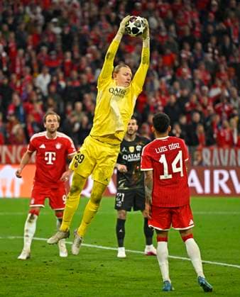 06.05.2026, Fussball UEFA Championsleague 2025 2026: Halbfinale Rückpiel, FC Bayern München - Paris St. Germain, in der Allianz-Arena München, Torwart Matvey Safonov (FC Paris Saint-Germain) fängt den Ball sicher,