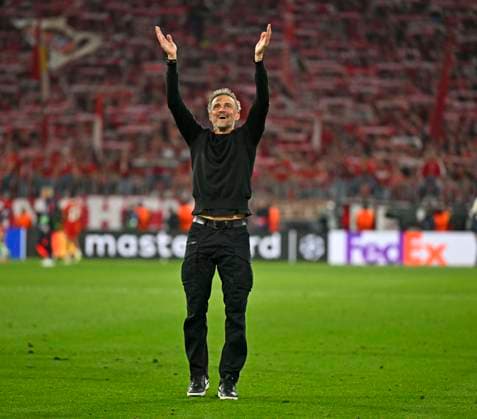 06.05.2026, Fussball UEFA Championsleague 2025 2026: Halbfinale Rückpiel, FC Bayern München - Paris St. Germain, in der Allianz-Arena München, Trainer Luis Enrique (FC Paris Saint-Germain) wird von den Fans gefeiert,