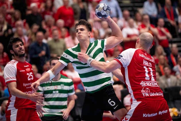 CL Men s Handball: Aalborg Handball - Sporting Clube de Portugal Sporting Clube de Portugal s Kiko Costa in action with Aalborg s Simon Hald and Marinus Munk during the EHF Champions League quarter-final return match between Aalborg Handball and Sporting Clube de Portugal at Sparekassen Danmark Arena. (Photo: Bo Amstrup Ritzau Scanpix) , Aalborg Denmark Mors Copyright: BoxAmrstrupx xRitzauxScanpix BoxAmstrupx spdk20260506-230611-L