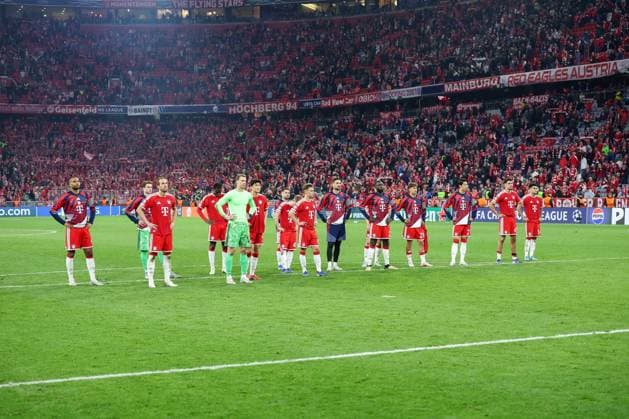 enttaeuschung bei bei der Mannschaft ueber die Niederlage und ausscheiden, FC Bayern Muenchen vs. Paris Saint-Germain, Fussball, UEFA, Champions League, Halbfinale, Rueckspiel, 06.05.2026 Muenchen Bayern Deutschland