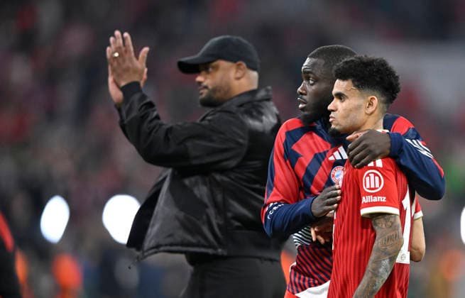 nach Spielende: enttaeuscht Luis Diaz FC Bayern Muenchen FCB (14) Dayot Upamecano FC Bayern Muenchen FCB (02) Trainer Coach Vincent Kompany FC Bayern Muenchen FCB klatscht aufmunternd in die Haende, Beifall FC Bayern Muenchen FCB vs Paris Saint-Germain PSG CL Champions League Halbfinale Rueckspiel 06.05.2026 DFL REGULATIONS PROHIBIT ANY USE OF PHOTOGRAPHS AS IMAGE SEQUENCES AND OR QUASI-VIDEO FC Bayern Muenchen FCB vs Paris Saint-Germain PSG CL Champions League