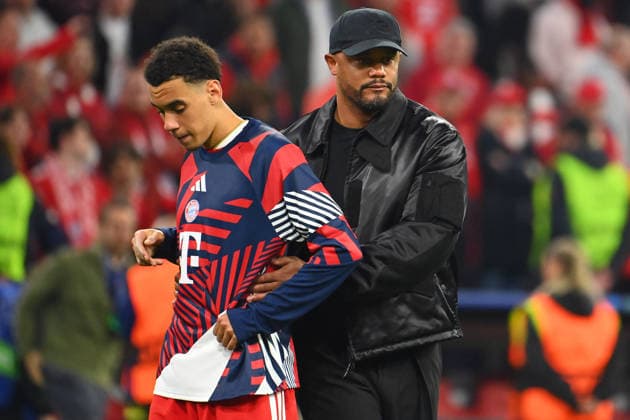 Trainer Vincent KOMPANY (Bayern Muenchen) troestet Jamal MUSIALA (Bayern Muenchen) nach Spielende, Enttaeuschung,Frust,enttaeuscht, frustriert,niedergeschlagen, Fussball Champions League,Saison 2025 26, Halbfinale FC Bayern-Muenchen - Paris Saint Germain (PSG) 1-1 am 06.05.2026 A L L I A N Z A R E N A. *** Coach Vincent KOMPANY Bayern Muenchen trotters Jamal MUSIALA Bayern Muenchen after the match, disappointment,frustration,disappointed,frustrated,dejected, Football Champions League,season 2025 26, semi-final FC Bayern Muenchen Paris Saint Germain PSG 1 1 on 06 05 2026 A L L I A N Z A R E N A
