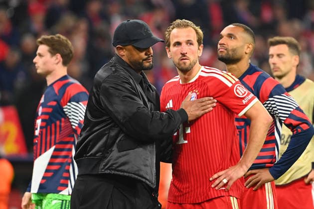 Trainer Vincent KOMPANY (Bayern Muenchen) troestet Harry KANE (Bayern Muenchen) nach Spielende, Enttaeuschung,Frust,enttaeuscht, frustriert,niedergeschlagen, Fussball Champions League,Saison 2025 26, Halbfinale FC Bayern-Muenchen - Paris Saint Germain (PSG) 1-1 am 06.05.2026 A L L I A N Z A R E N A.