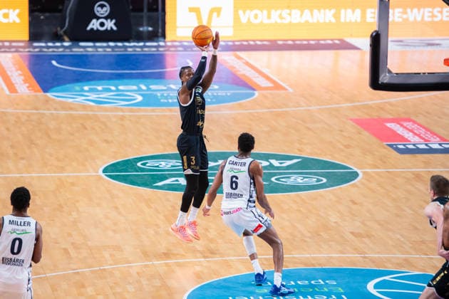ProA - Playoff-Viertelfinale Spiel 1: Eisbären Bremerhaven vs. Artland Dragons, 06.05.2026 Amir Jabbar Hinton (Artland Dragons, 3), Carlos Deshawn Carter (Eisbären Bremerhaven, 6); ProA - Playoff-Viertelfinale Spiel 1: Eisbären Bremerhaven vs. Artland Dragons am 06.05.2026 in Bremen (ÖVB-Arena), Germany, Copyright: xBEAUTIFULxSPORTS Neddermannx