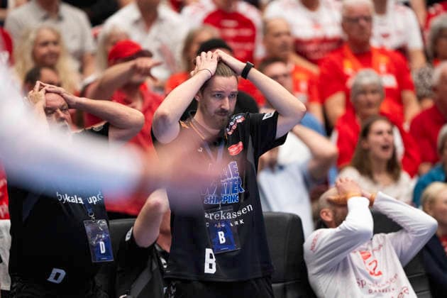 CL men s handball: Aalborg Handball - Sporting Clube de Portugal Aalborg s head coach Simon Dahl reacts during the EHF Champions League quarter-final return match between Aalborg Handball and Sporting Clube de Portugal at Sparekassen Danmark Arena. (Photo: Bo Amstrup Ritzau Scanpix) , Aalborg Denmark Mors Copyright: BoxAmrstrupx xRitzauxScanpix BoxAmstrupx spdk20260506-230701-L