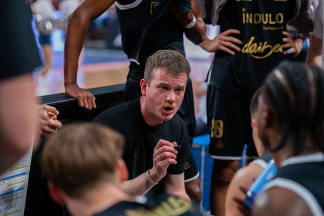 ProA - Playoff-Viertelfinale Spiel 1: Eisbären Bremerhaven vs. Artland Dragons, 06.05.2026 Hendrik Gruhn (Artland Dragons, Head Coach); ProA - Playoff-Viertelfinale Spiel 1: Eisbären Bremerhaven vs. Artland Dragons am 06.05.2026 in Bremen (ÖVB-Arena), Germany, Copyright: xBEAUTIFULxSPORTS Neddermannx