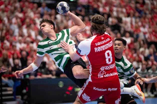 CL Men s Handball: Aalborg Handball - Sporting Clube de Portugal Sporting Clube de Portugal s Kiko Costa in action with Aalborg s Vetle Roenningen during the EHF Champions League quarter-final return match between Aalborg Handball and Sporting Clube de Portugal at Sparekassen Danmark Arena. (Photo: Bo Amstrup Ritzau Scanpix) , Aalborg Denmark Mors Copyright: BoxAmrstrupx xRitzauxScanpix BoxAmstrupx spdk20260506-231726-L