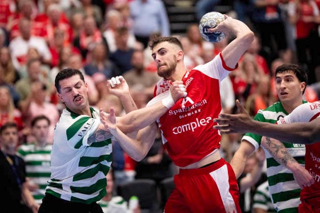 CL Men s Handball: Aalborg Handball - Sporting Clube de Portugal Aalborg s Mads Hoxer in action with Sporting Clube de Portugal s Salvador Salvador during the EHF Champions League quarter-final return match between Aalborg Handball and Sporting Clube de Portugal in Sparekassen Danmark Arena. (Photo: Bo Amstrup Ritzau Scanpix) , Aalborg Denmark Mors Copyright: BoxAmrstrupx xRitzauxScanpix BoxAmstrupx spdk20260506-232844-L