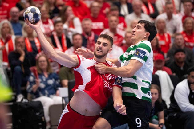 CL Men s Handball: Aalborg Handball - Sporting Clube de Portugal Aalborg s Mads Hoxer in action with Sporting Clube de Portugal s Pedro Martinez during the EHF Champions League quarter-final second leg match between Aalborg Handball and Sporting Clube de Portugal at Sparekassen Danmark Arena. (Photo: Bo Amstrup Ritzau Scanpix) , Aalborg Denmark Mors Copyright: BoxAmrstrupx xRitzauxScanpix BoxAmstrupx spdk20260506-233358-L