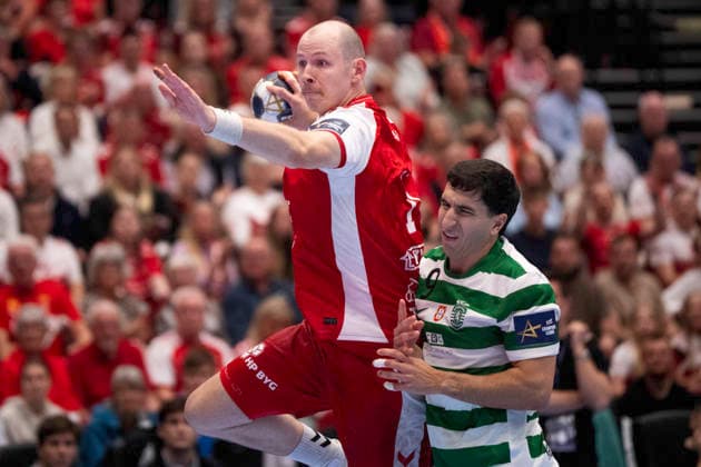 CL Men s Handball: Aalborg Handball - Sporting Clube de Portugal Aalborg s Simon Hald in action with Sporting Clube de Portugal s Pedro Martinez during the EHF Champions League quarter-final return match between Aalborg Handball and Sporting Clube de Portugal at Sparekassen Danmark Arena. (Photo: Bo Amstrup Ritzau Scanpix) , Aalborg Denmark Mors Copyright: BoxAmrstrupx xRitzauxScanpix BoxAmstrupx spdk20260506-233710-L