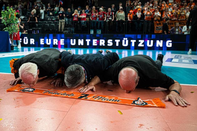 Volleyball I Herren I Saison 2025-2026 I Bundesliga I Finale I SVG Lüneburg - Berlin Recycling Volleys I 06.05.2026 Kaweh Niroomand und Mitglieder des Fanblocks Copyright: xLobeca Björn-OlexKehmx