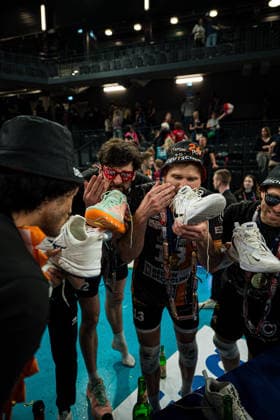 Volleyball I Herren I Saison 2025-2026 I Bundesliga I Finale I SVG Lüneburg - Berlin Recycling Volleys I 06.05.2026 Jake Hanes (22, Berlin Recycling Volleys), Ruben Schott (13, Berlin Recycling Volleys), Kyle Dagostino (24, Berlin Recycling Volleys) mit Schuhbier Shoey Copyright: xLobeca Björn-OlexKehmx