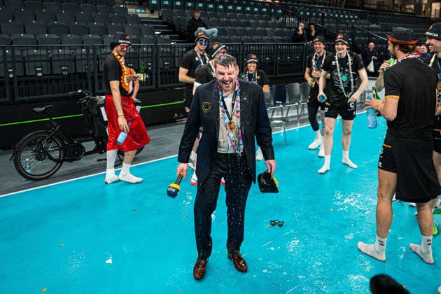 Volleyball I Herren I Saison 2025-2026 I Bundesliga I Finale I SVG Lüneburg - Berlin Recycling Volleys I 06.05.2026 Markus Steuerwald (Co-Trainer, Berlin Recycling Volleys) nach einer Bierdusche Copyright: xLobeca Björn-OlexKehmx