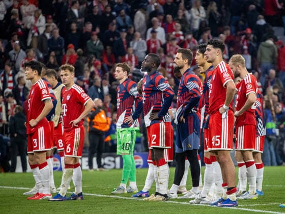 Enttaeuscht . . . Bayern - Spieler nach Spielende. Fussball: Bayern - Paris 1:1. Fußball Championsleague, FC Bayern München - Paris Saint Germain, Halbfinale, Rückspiel, Saison 2025-2026, am 6.05.2026 in Muenchen, A L L I A N Z A R E N A, Deutschland. Quelle Copyright Credit : Oryk HAIST
